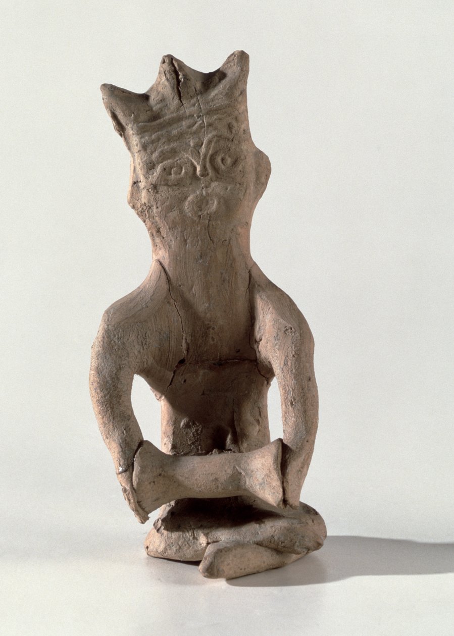Davul olduğu düşünülen bir nesne ile bağdaş kurmuş figür, Susa, İran, MS 4.-6. yy (kemik) by Sasanian School