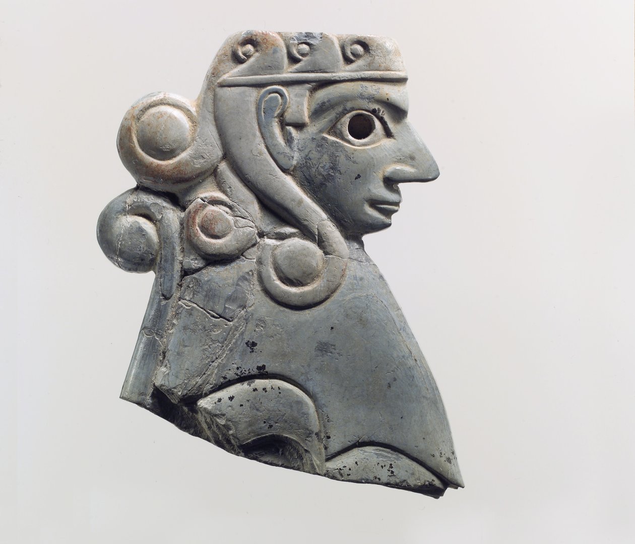 Mobilya levhası: Hathor tarzı buklelere sahip dişi sfenks, MÖ 18. yüzyıl (su aygırı fildişi) by School Anatolian