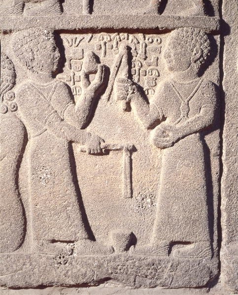 Topaçla oynayan iki çocuğu betimleyen kabartma, Karkamış, Türkiye, Neo-Hitit by School Assyrian