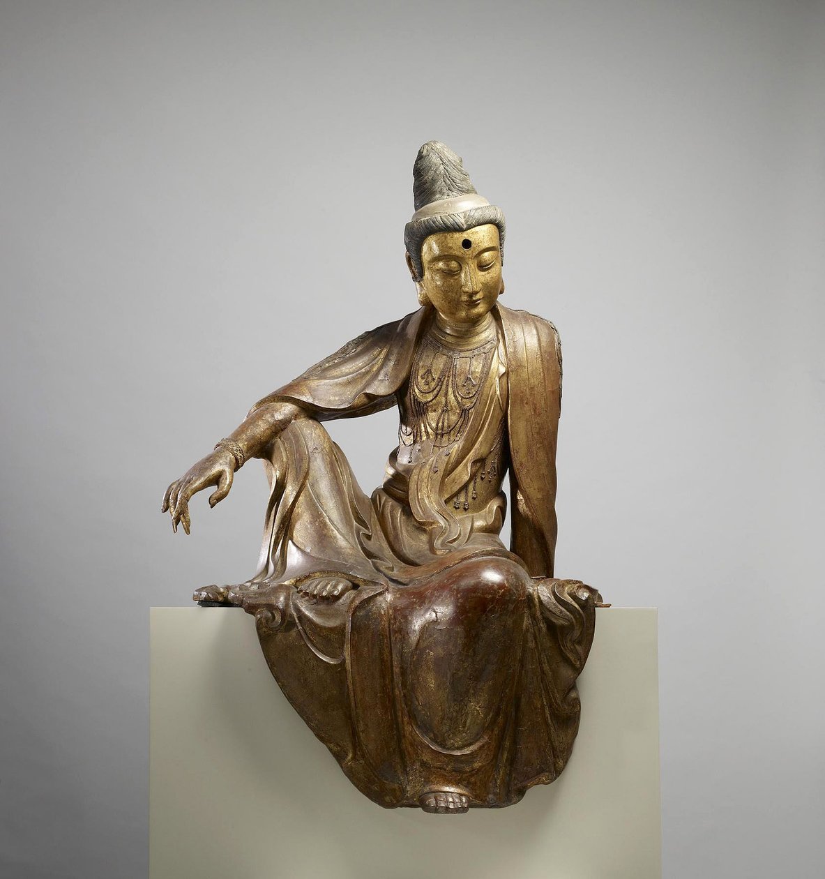 Bodhisattva Guanyin, Ming Hanedanlığı, 14-15. yüzyılın sonları (kuru cila, altın ve boya) by School Chinese
