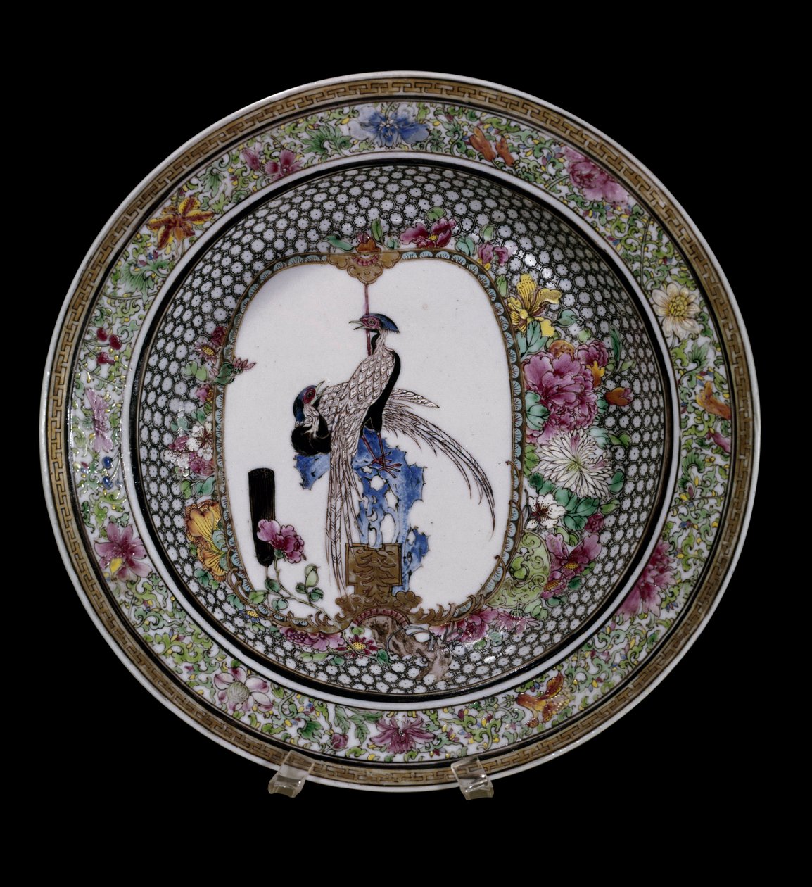 Çin sanatı: kuşlar ve çiçeklerle süslenmiş pembe ailenin seramik tabağı. Qianlong Reg (1736-1795). Paris, Musee Guimet, Musee National des Arts Asians. by School Chinese