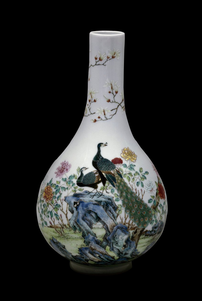 Çin sanatı: kuşlar (tavus kuşları dahil) ve çiçeklerle süslenmiş pembe ailenin seramik vazosu. Qianlong Reg (1736-1795). Paris, Musee Guimet, Musee National des Arts Asians. by School Chinese