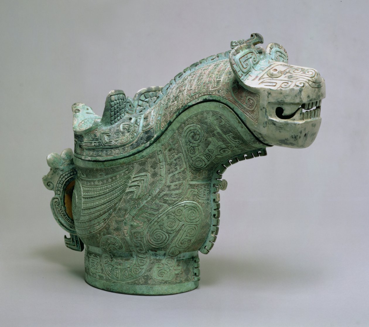 Kaplan ve baykuş süslemeli kapalı ritüel 'Kuang' şarap dökme kabı, Shang Hanedanlığı (yeşil patinalı bronz döküm) by School Chinese