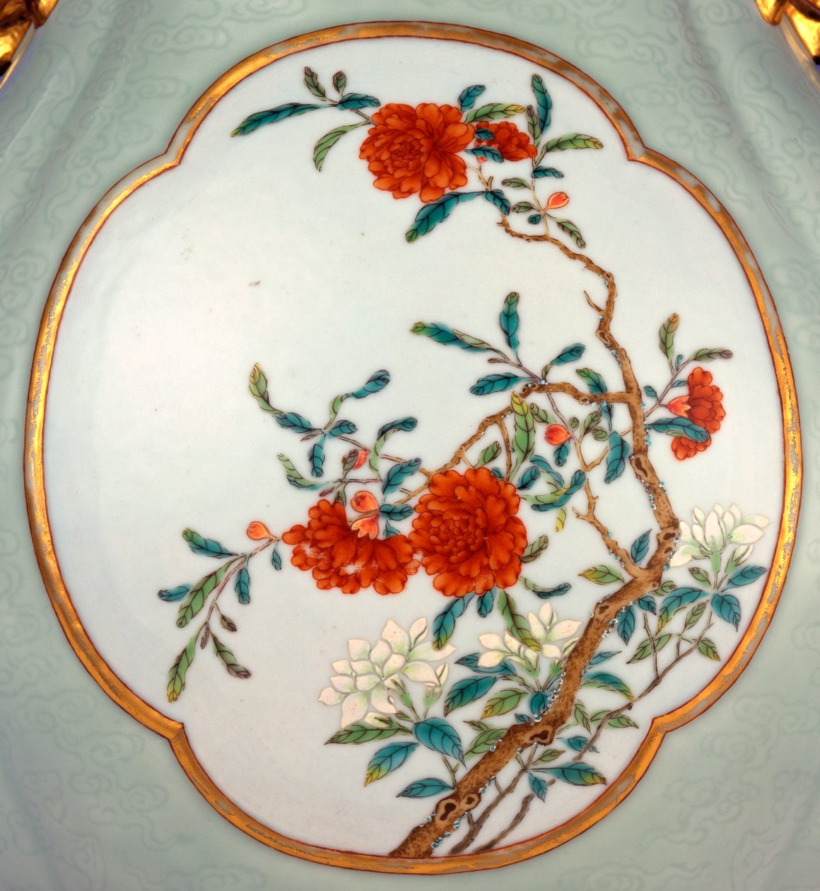 Prunus ve Roses yaldızlı anahatlı emaye ile ince ve çok nadir bir aile gülü seladon zemin vazo detayı by School Chinese