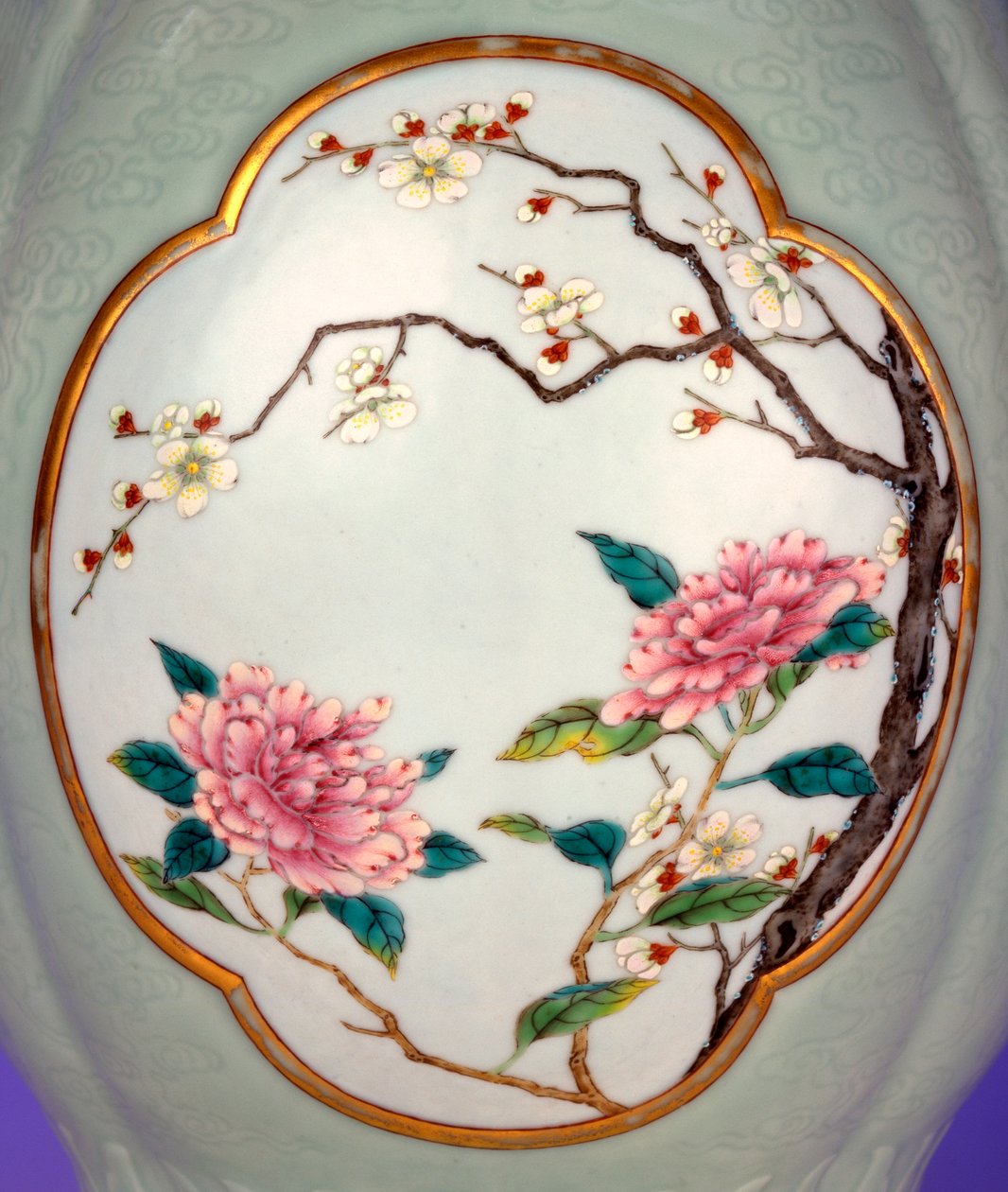 Prunus ve Roses yaldızlı anahatlı emaye ile ince ve çok nadir bir aile gülü seladon zemin vazo detayı by School Chinese