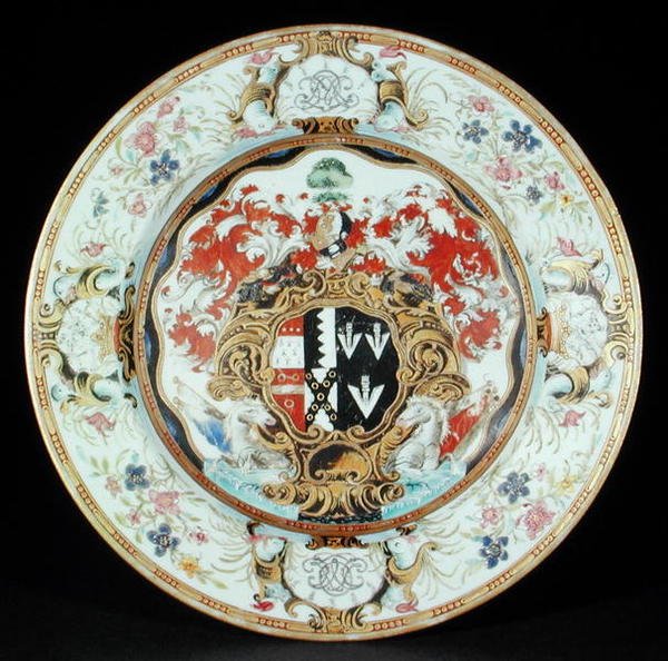 Leake Okeover Esq., Kangxi dönemi (1662-1722) (porselen) kollarıyla Rokoko tarzında famille gül emayelerinde boyanmış yemek tabağı by School Chinese