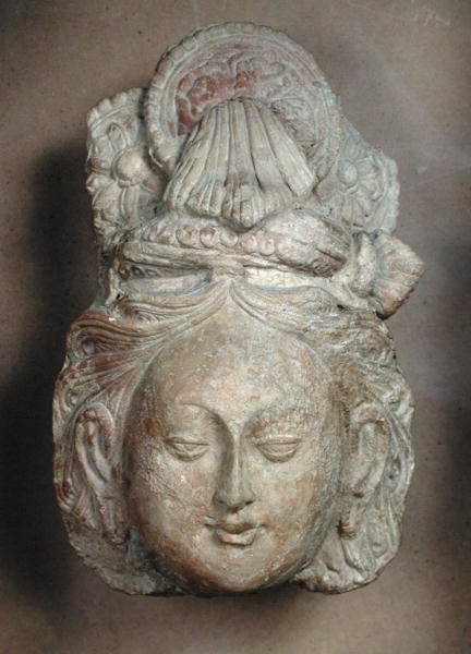 Tumshuq (Sincan) 6.-7. yüzyıldan (pişmiş toprak) ayrıntılı bir saç stiline sahip bir Bodhisattva