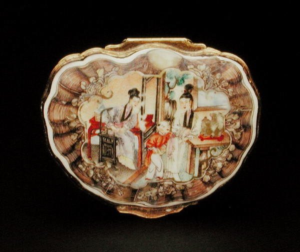 Kabuk şeklinde enfiye kutusu kapağı, Qianlong dönemi (1736-95) c.1760 (porselen) (ayrıca bkz. 210139) by School Chinese