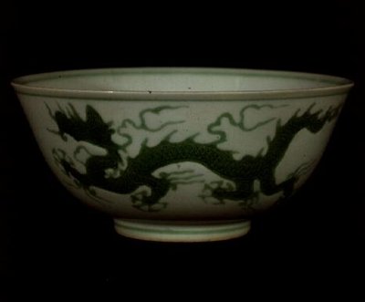 Ming yeşil ejderha kasesi, Hong-hsi dönemi, c.1425-35 (porselen) by School Chinese