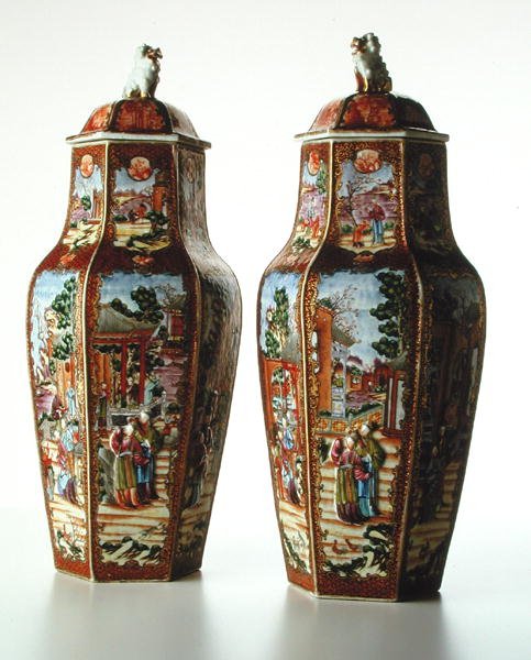Kapaklı Çin Altıgen Vazo Çifti, Qianlong Dönemi (1736-95) (porselen) by School Chinese