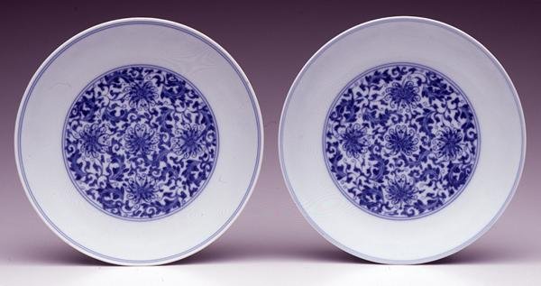 Stilize nilüfer çiçekleri, Yongzheng işareti ve 1723-35 dönemi (mavi sırlı porselen) ile bir çift tabak tabağı by School Chinese