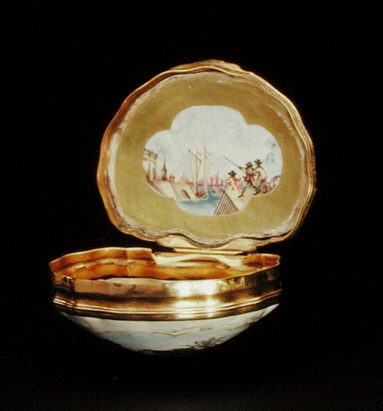 Kabuk şeklinde enfiye kutusu, Qianlong dönemi (1736-95) c.1760 (porselen) (ayrıca bkz. 210140) by School Chinese