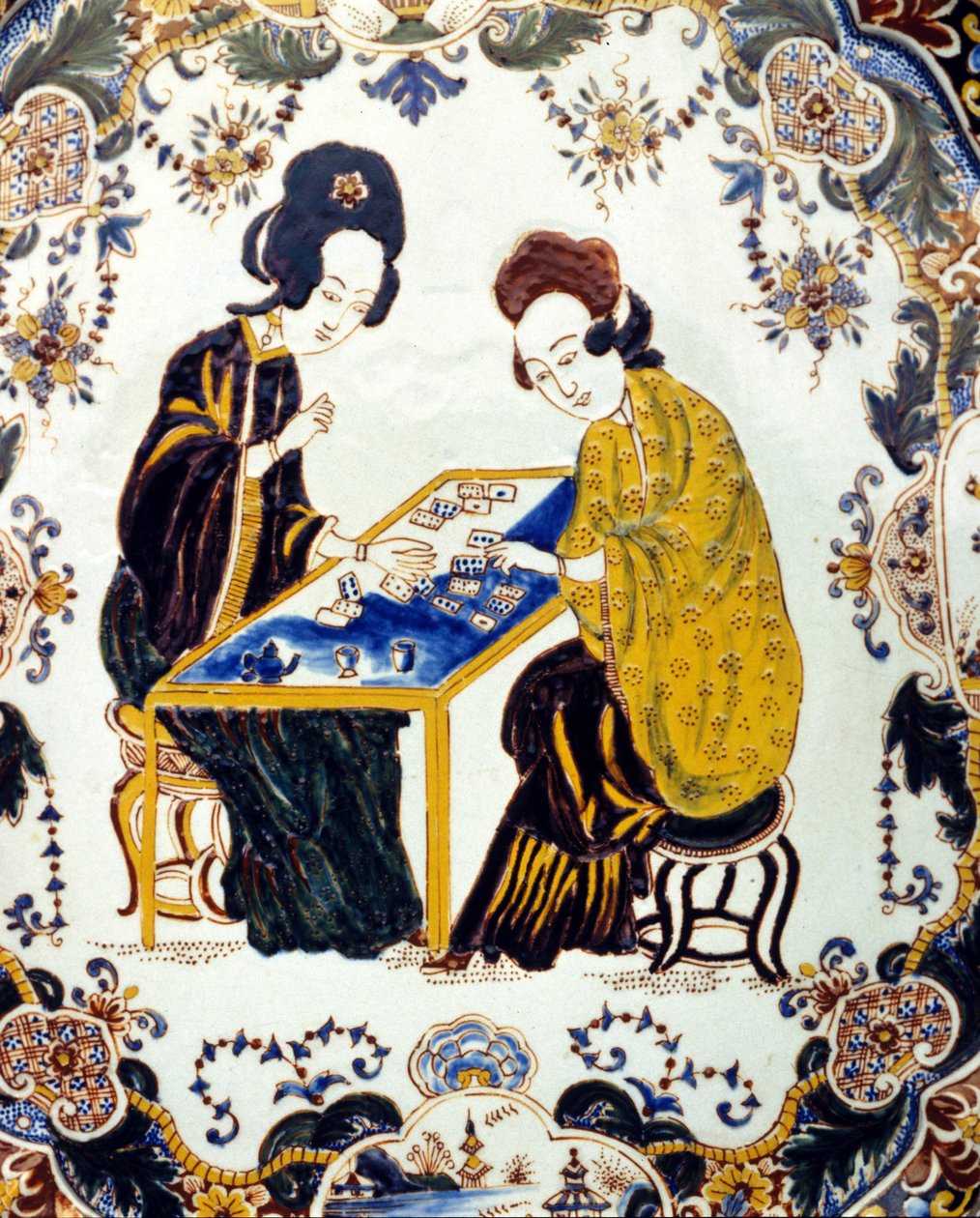 Dama oynayan iki kadın. Çin 18. yüzyıl.seramik. Milano by School Chinese