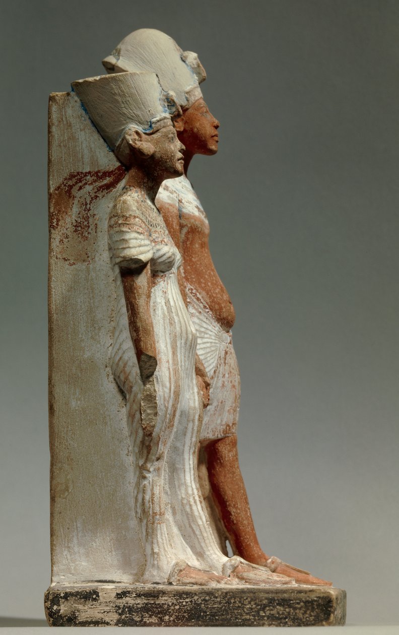 Antik Mısır Sanatı: Kral Akhenaten ve Kraliçe Nefertiti. MÖ 1360 civarında yapılmış boyalı kireçtaşı heykeli Paris, Musee Du Louvre by School Egyptian