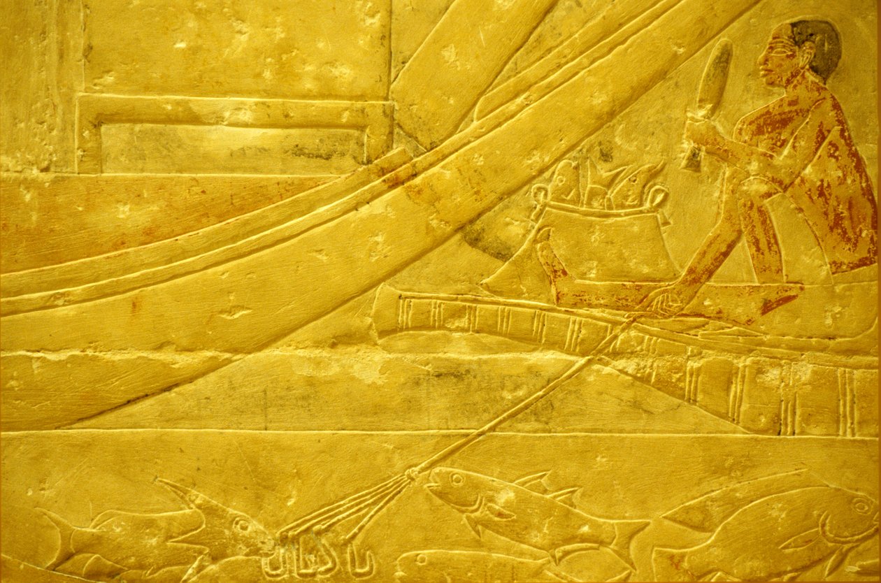 Antik Mısır, Duvar oymacılığı/boyama, Mastaba/Idout Mezarı, Saqqara, MÖ 2323-2150, Balığın pullarını çıkaran ve dört uçlu mızrak tutan bir balıkçı (fotoğraf) by School Egyptian