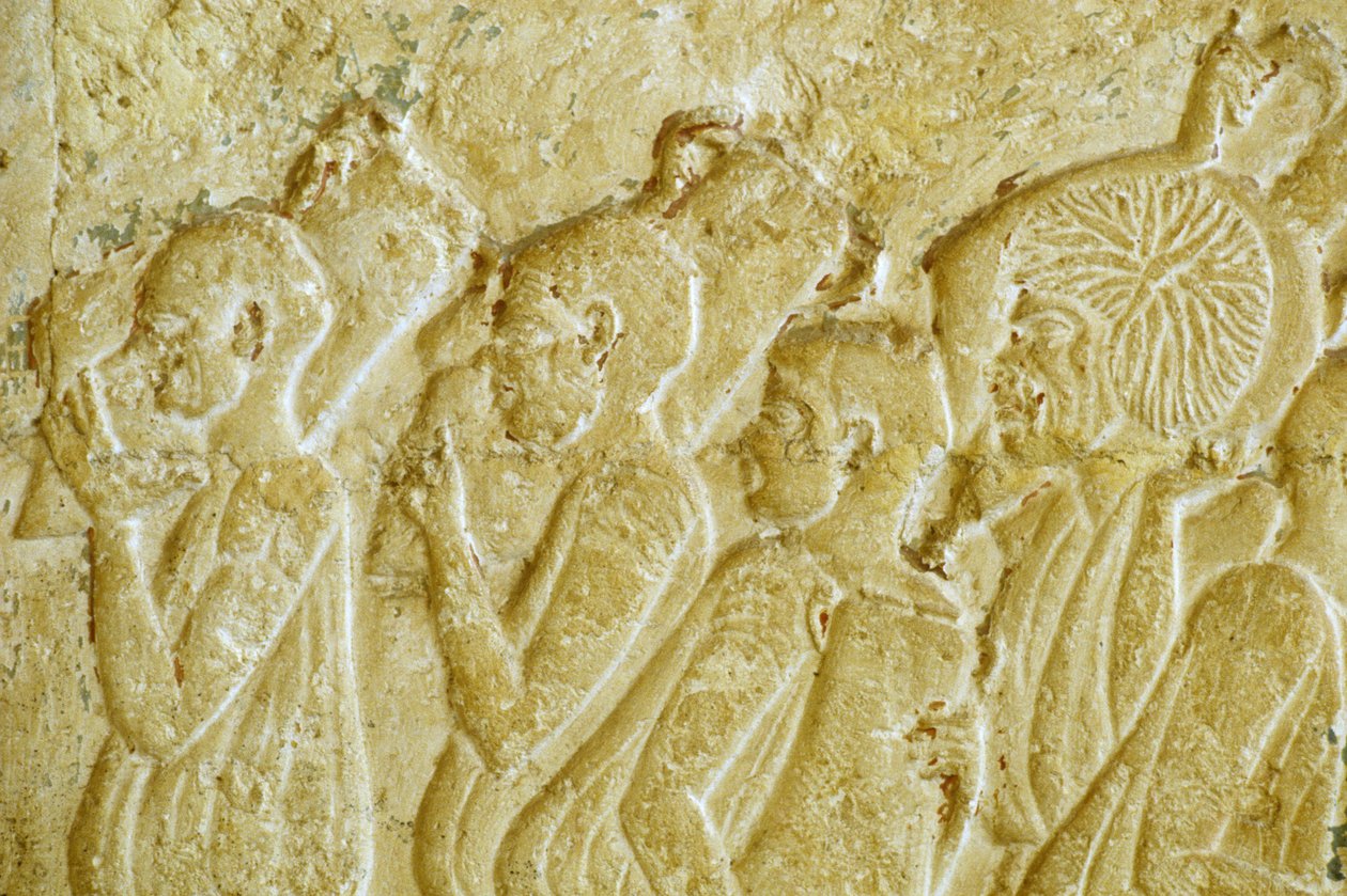 Antik Mısır, Duvar oyma/resim, Petosiris Mezarı, Tuna el Gebel, MÖ 300, Şarap kavanozları taşıyan adamlar (fotoğraf) by School Egyptian