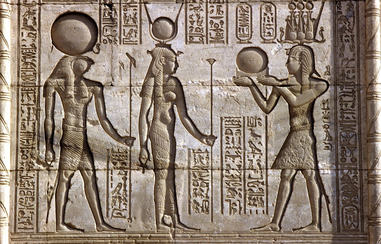 Antik Mısır, Duvar resmi/oyması, Horus ve İsis#39;in firavundan adak alması, Hathor Tapınağı, Dendera (fotoğraf) by School Egyptian