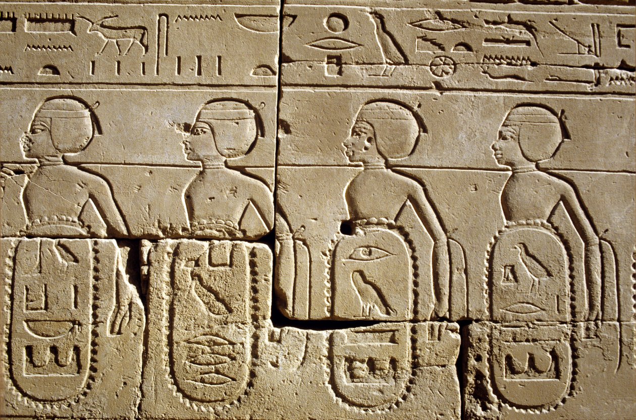 Eski Mısır, Duvar resmi/oyma, Karnak/Luksor Altılı Pilon, III. Tutmoses#39;in ordusu tarafından zaptedilen güney ve Suriye kabilelerinin listesinin bir kısmı, Karnak Tapınağı, Luksor by School Egyptian