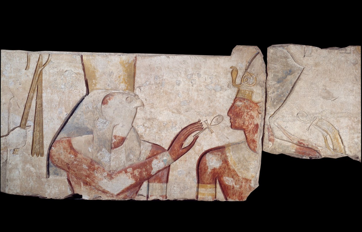 Eski Mısır Sanatı: Kral II. Ramses, kendisine hayat ve kraliyet nişanı veren tanrısal Horus, Amon ve Hathor ile tanıştırılır. 1250 civarında Ramses II a Abydos tapınağından alçak kireçtaşı kabartması. 19. hanedan. Yeni İmparatorluk. Paris, Louvre Müzesi by School Egyptian
