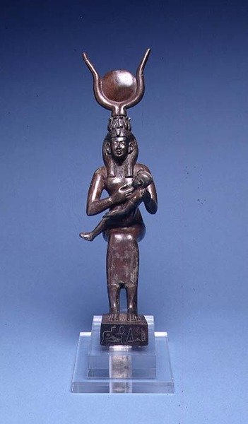 E.122-1954 Iris Nursing Horus (önden görünüm) Mısır, MÖ 715-525 (bakır alaşımı) (ayrıca bkz. 89138) by School Egyptian