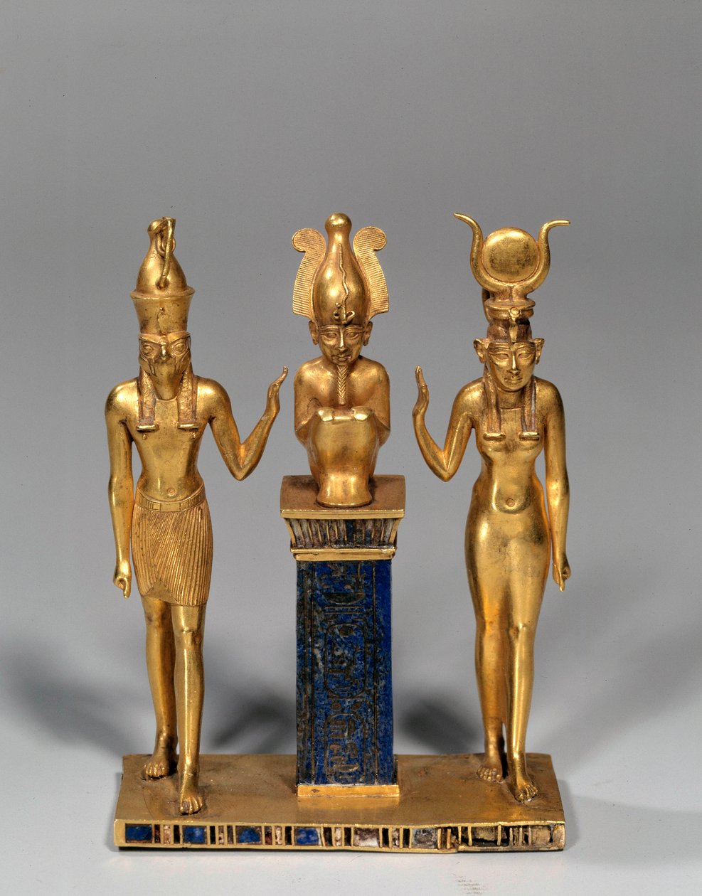 Antik Mısır: Osorkon adına Osirian üçlüsü (Osiris, İsis ve Horus ile çevrilidir. Altın kolye ve lapis lazuli (lapis lazuli). 22. hanedan, düşük dönem. Paris, Louvre Müzesi by School Egyptian