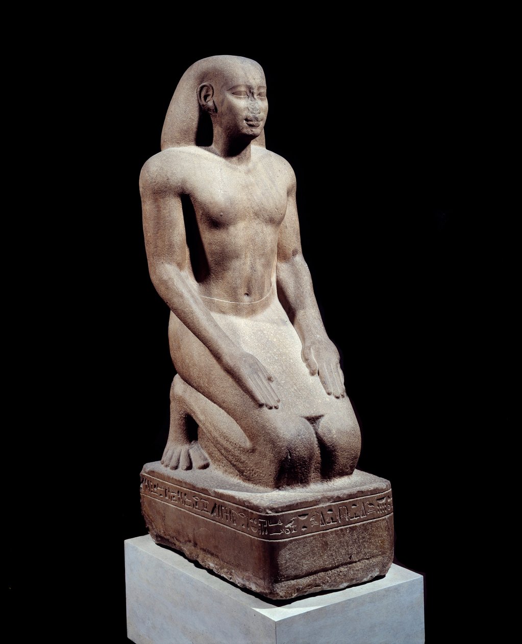 Antik Mısır: “” Rahiplerin şefi Nahthorheb heykeli” 590 civarında kuvars heykeli. 26. hanedan, Psammetic hükümdarlığı (MÖ 595-529) Paris. Louvre müzesi by School Egyptian