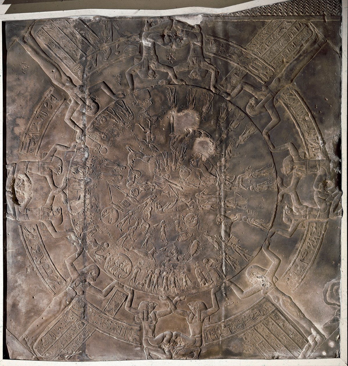 Mısır antik eseri: “” Zodyak”” Denderah'daki Hathor tapınağındaki Osiris'in doğu şapelinin tavanından alçak kabartma. Ptolemaios dönemi (MÖ 332-30) Paris, Louvre Müzesi by School Egyptian