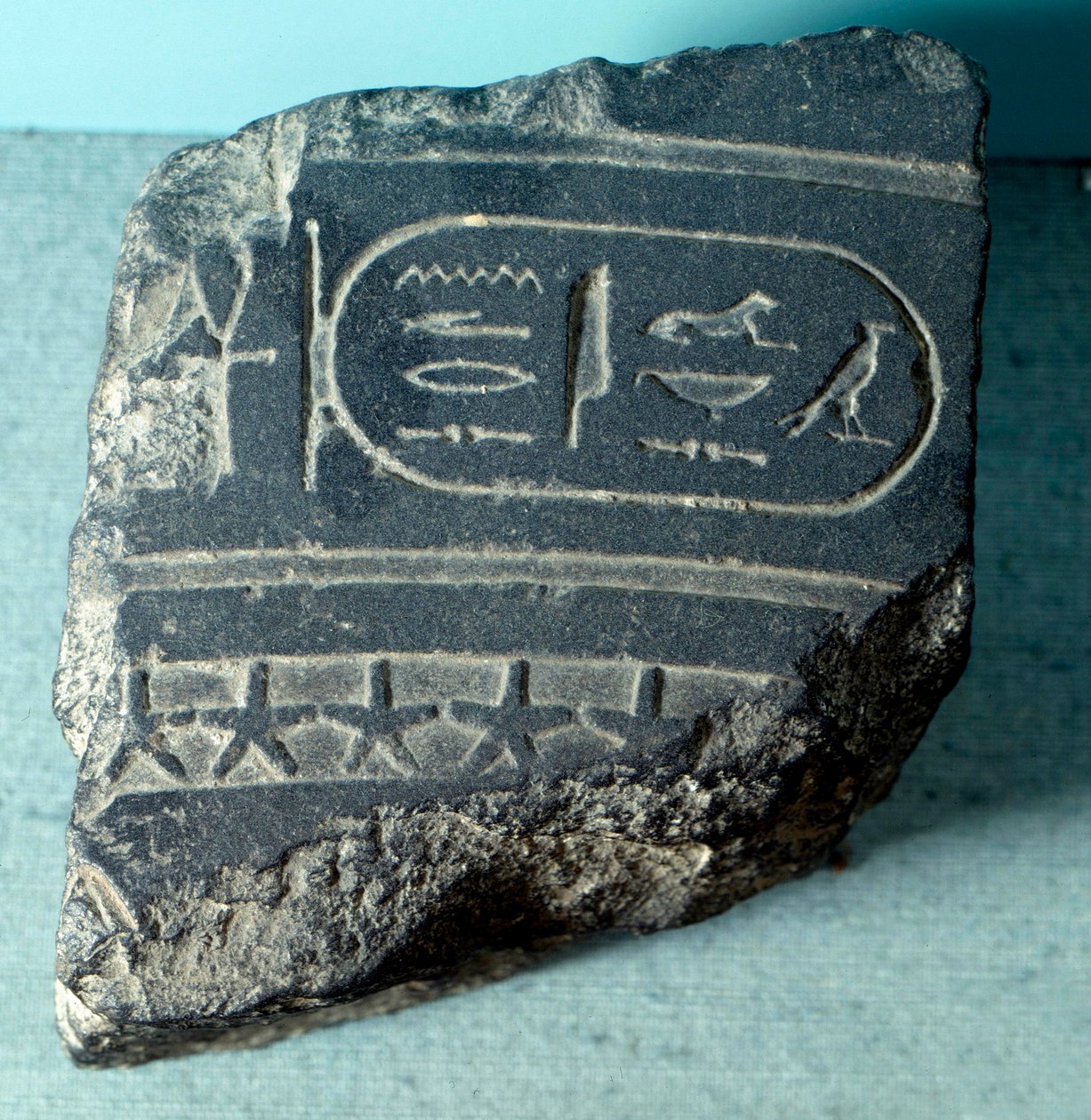 Mısır antikası: kartuş taşıyan bir Mısır clepsydra (su saati, zaman ölçüm aracı) parçası. Ptolemaios dönemi. Paris, Louvre Müzesi by School Egyptian