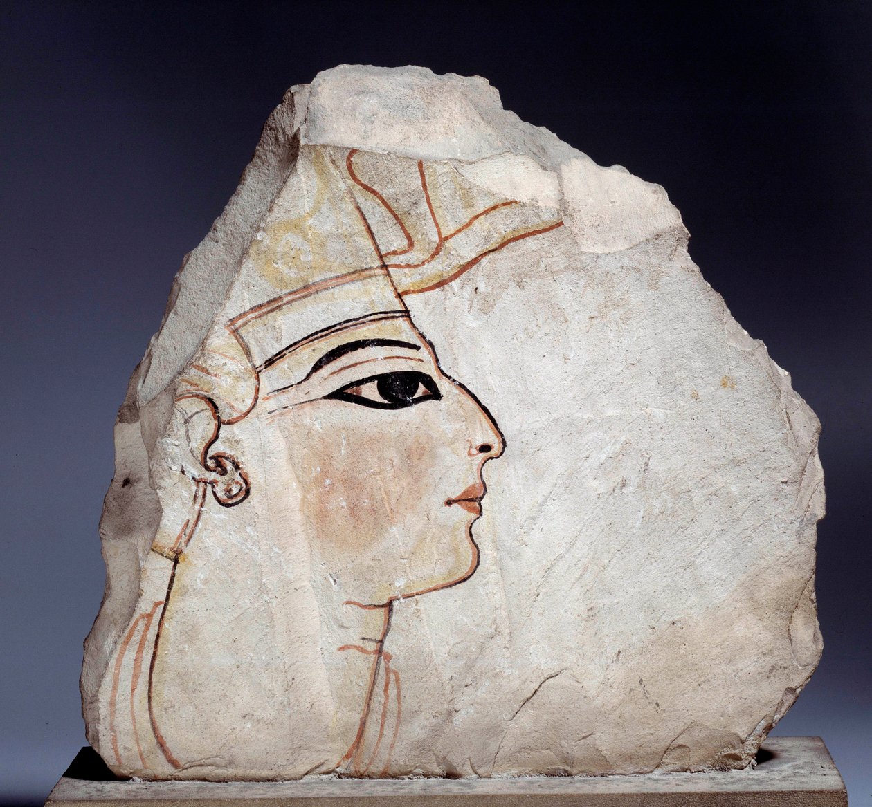 Mısır antik: ostrakon (veya ostracon) (çoğul: ostraca veya ostraka), kraliyet profiline sahip kireçtaşı çanak çömlek parçaları. 19. hanedan (MÖ 1295-1186). Paris, Louvre Müzesi by School Egyptian