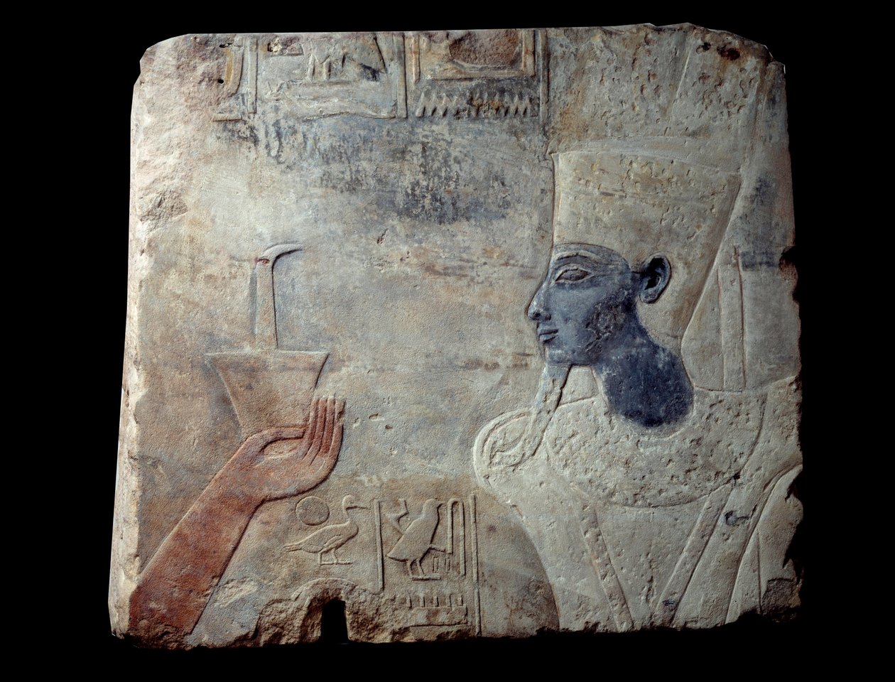 Thutmosis tapınağının kabartması (Tuthmosis veya Thutmus) III a Elephantine: Firavun ve ardından hiyeroglif sütunlarıyla tepesinde bir tanrıça. Gres (taş) içinde heykel, MÖ 1390-1353 civarında. Aswan, Elephantine sitesinden. Paris, Louvre Müzesi by School Egyptian
