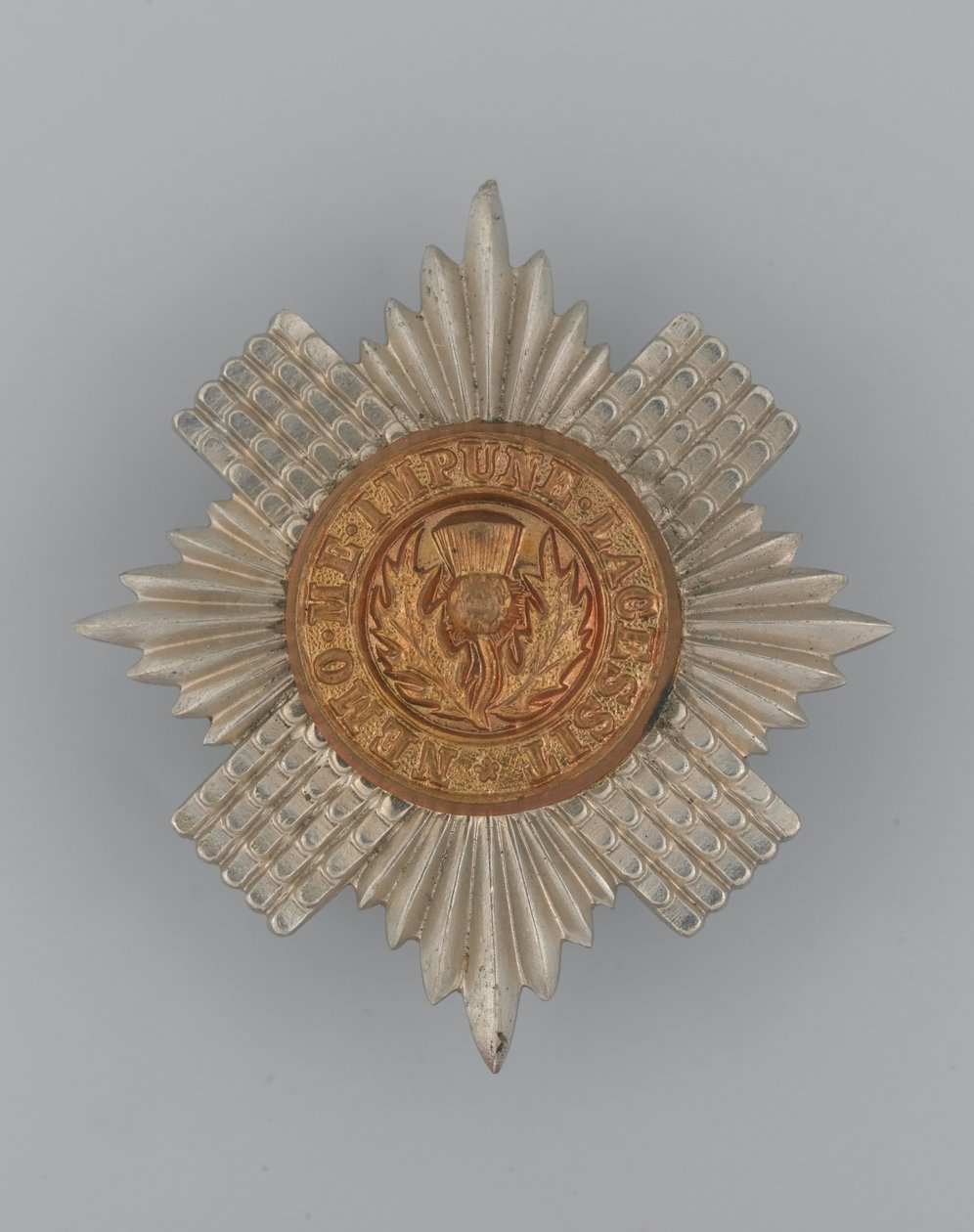 Şapka rozeti, c.1896-1920 (metal) by School English