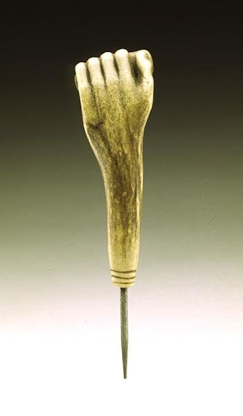 Chamunda, 907-1053 (siyah dolerit) by School Indian