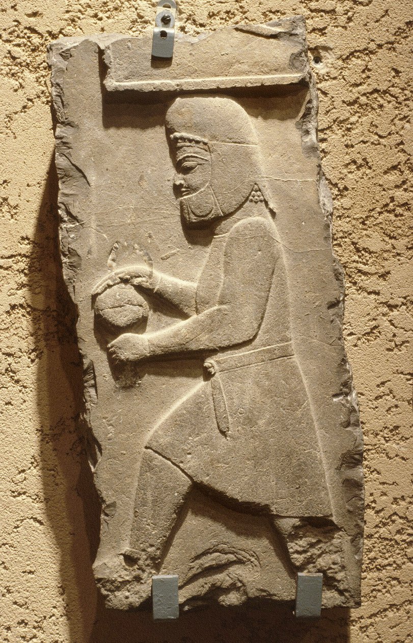 Persepolis Kraliyet Mahkemesinde kapalı bir gemi taşıyan bir Mede, Ahameniş, c. MÖ 500 (kireçtaşı) by School Iranian