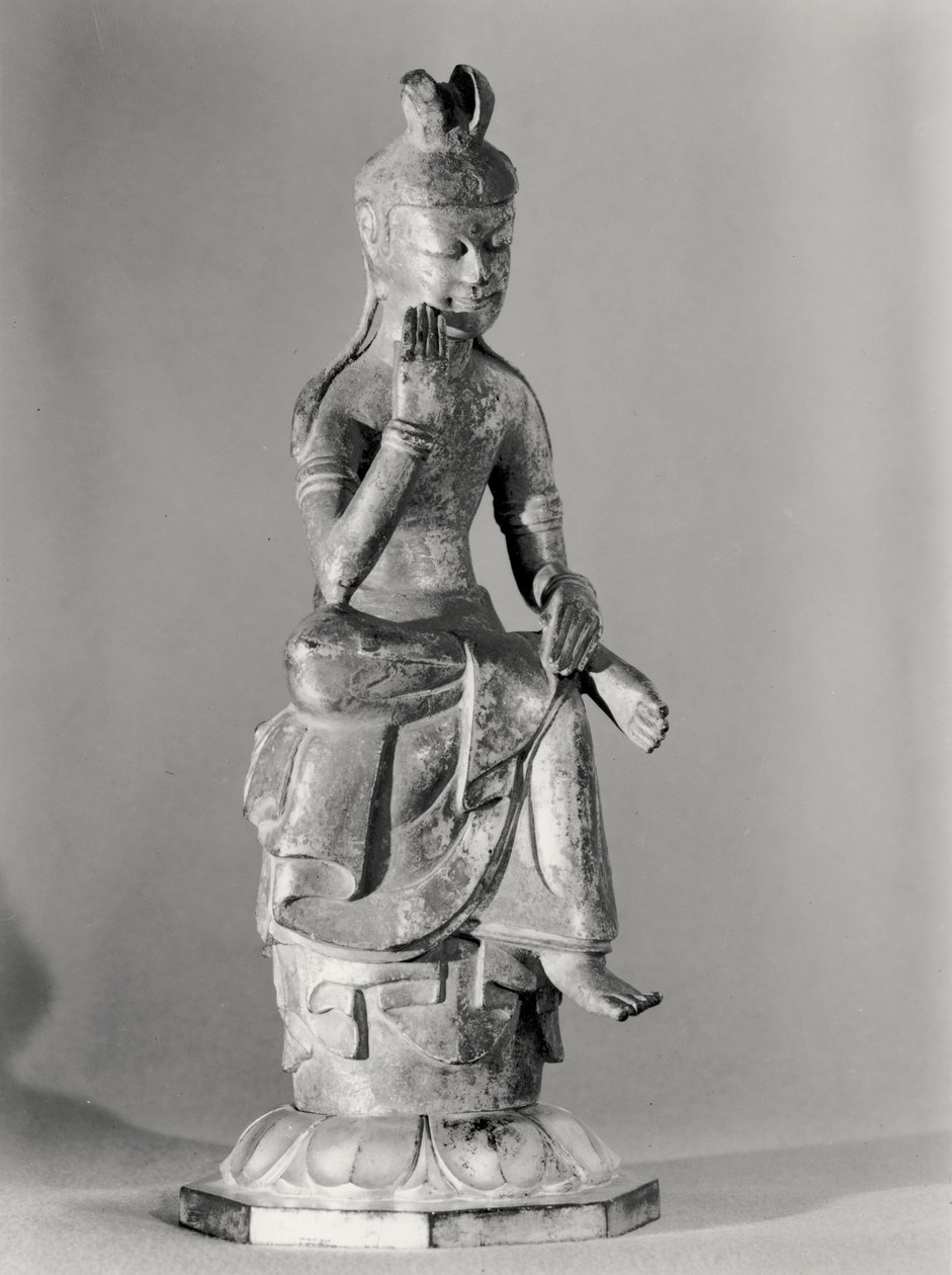 Meditatif Pozda Oturan Bodhisattva, yaklaşık 645-794 (altın yaldızlı bronz) (s/b fotoğraf) by Japanese School
