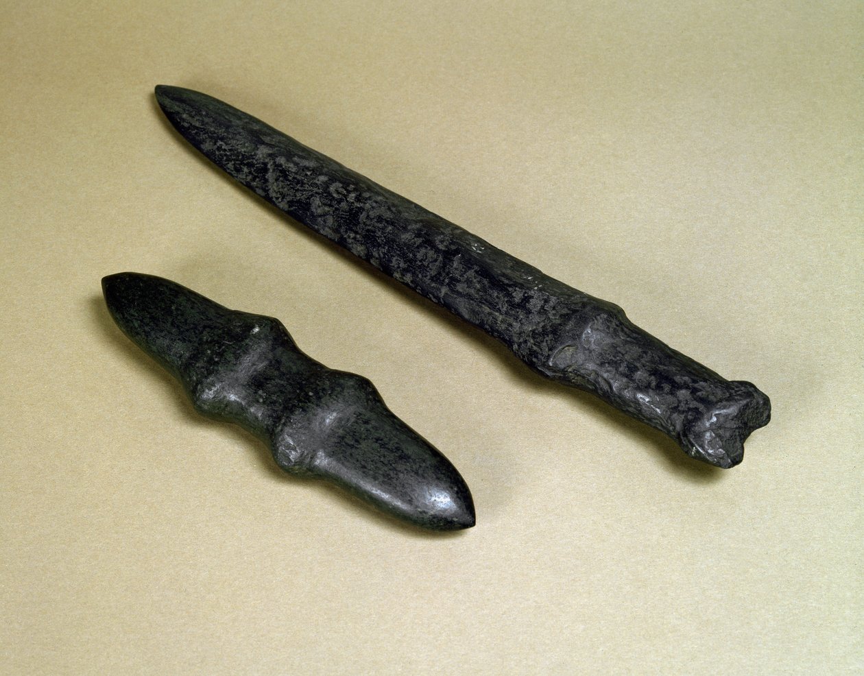Hançer bıçağı ve taş hançer, Jomon dönemi MÖ 4500-3700 by Japanese School