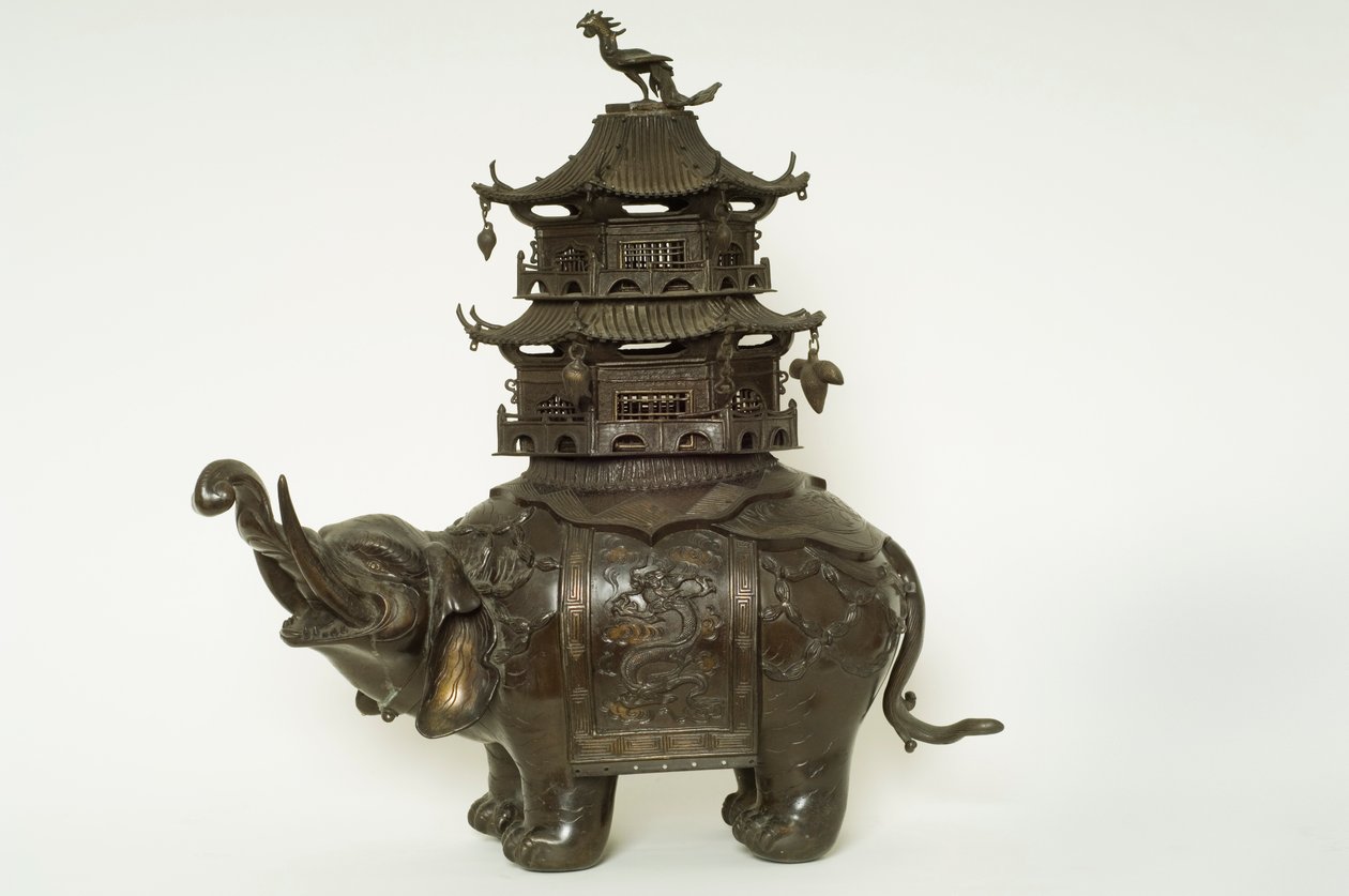 Howdah kumaşı, ayrıntılı surcingle ve pagoda buliding (bronz) giyen bir fil figürü by Japanese School