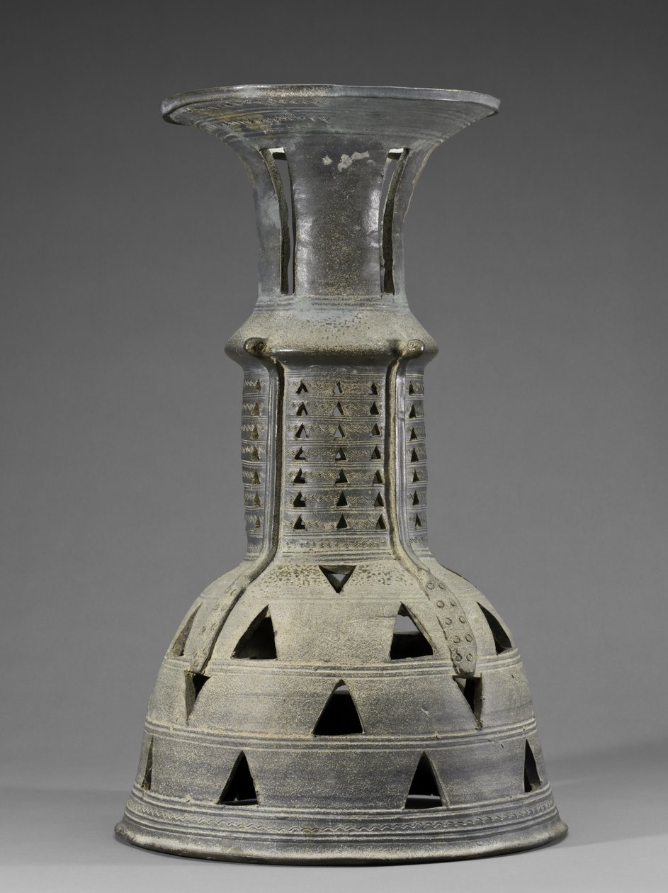Yılanlı Tören Standı, Soyut ve Ajur Dekorasyonu, Üç Krallık Dönemi, Kuzey Kyôngsang Eyaleti (taş eşya) by School Korean