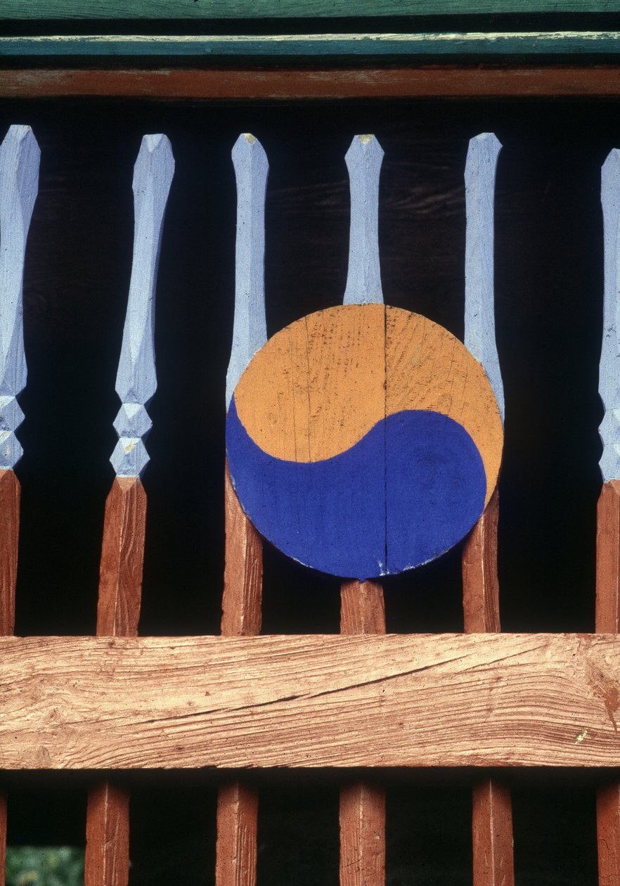 Ahşap bir bariyer (Kree) üzerinde Yin ve Yang sembolü by School Korean