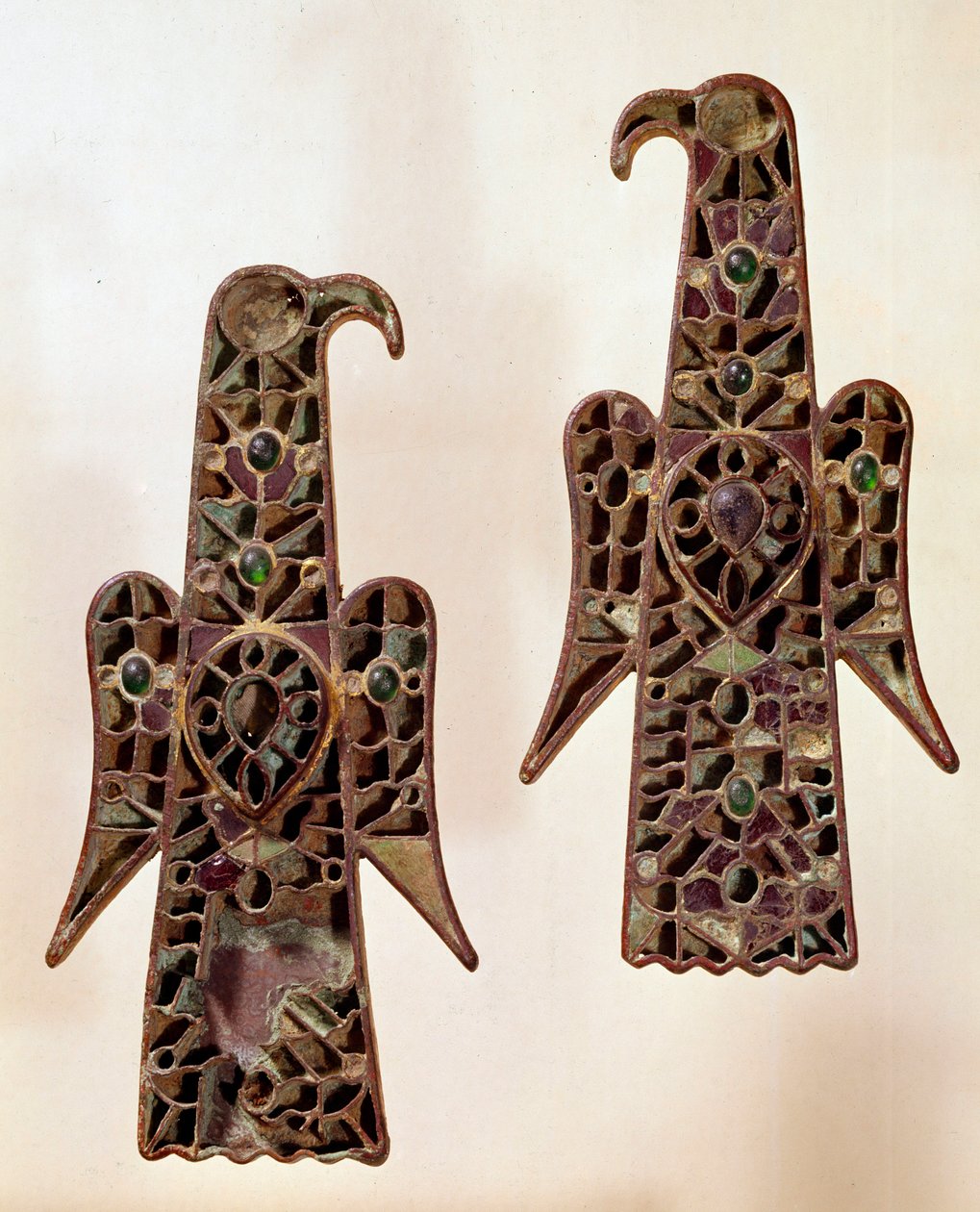 Merovenj Sanatı: Bir çift fibule (suret pin) aqualiformes (kartallar). Emaye emaye işi, 6. yüzyıl, Merovenj hanedanı (481-751). Castelsagrat