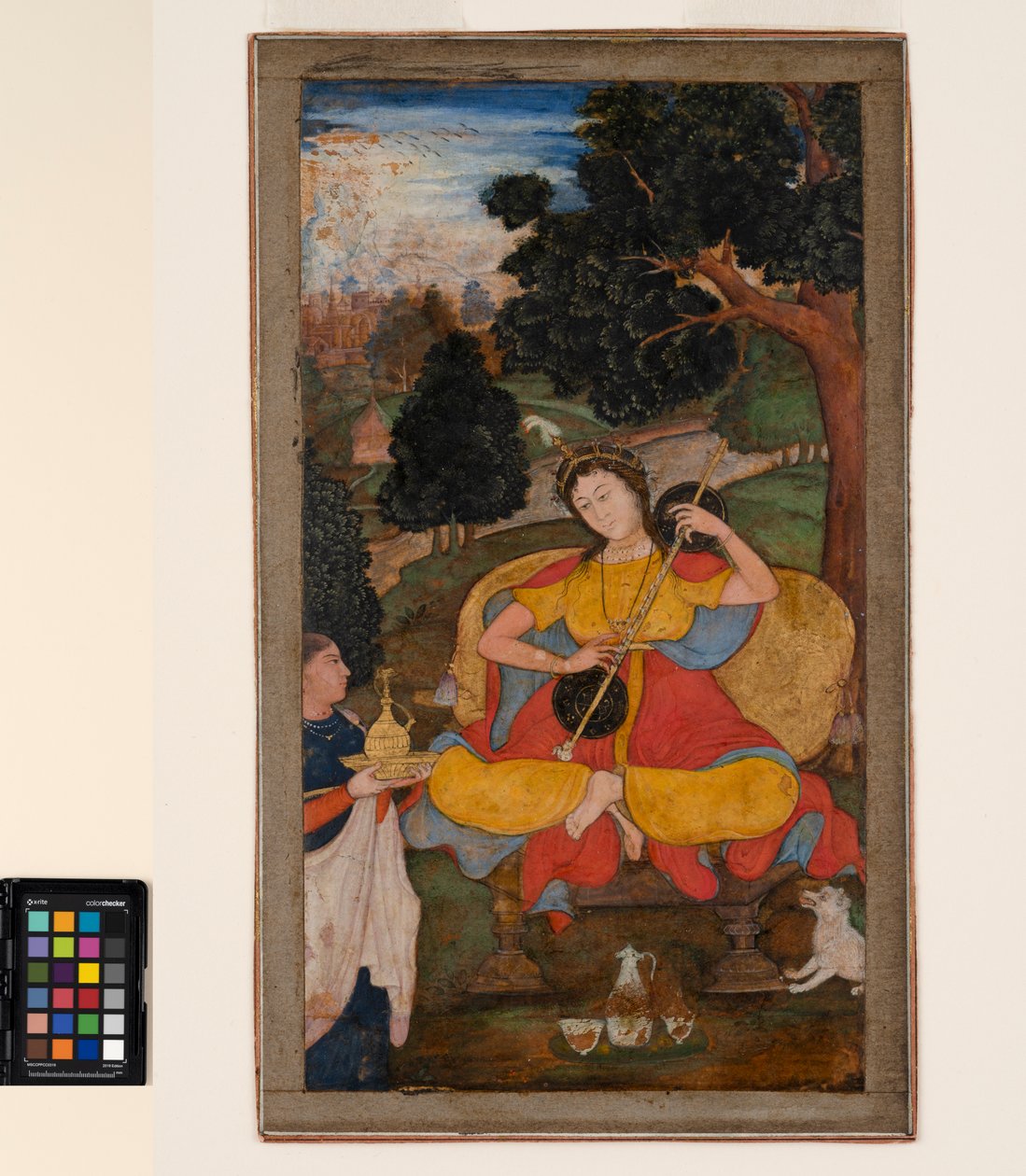 Oturan bir kadın vina çalıyor, bir hizmetçi tarafından bekleniyor, c.1590 (kağıt üzerinde opak suluboya ve altın rengi) by School Mughal