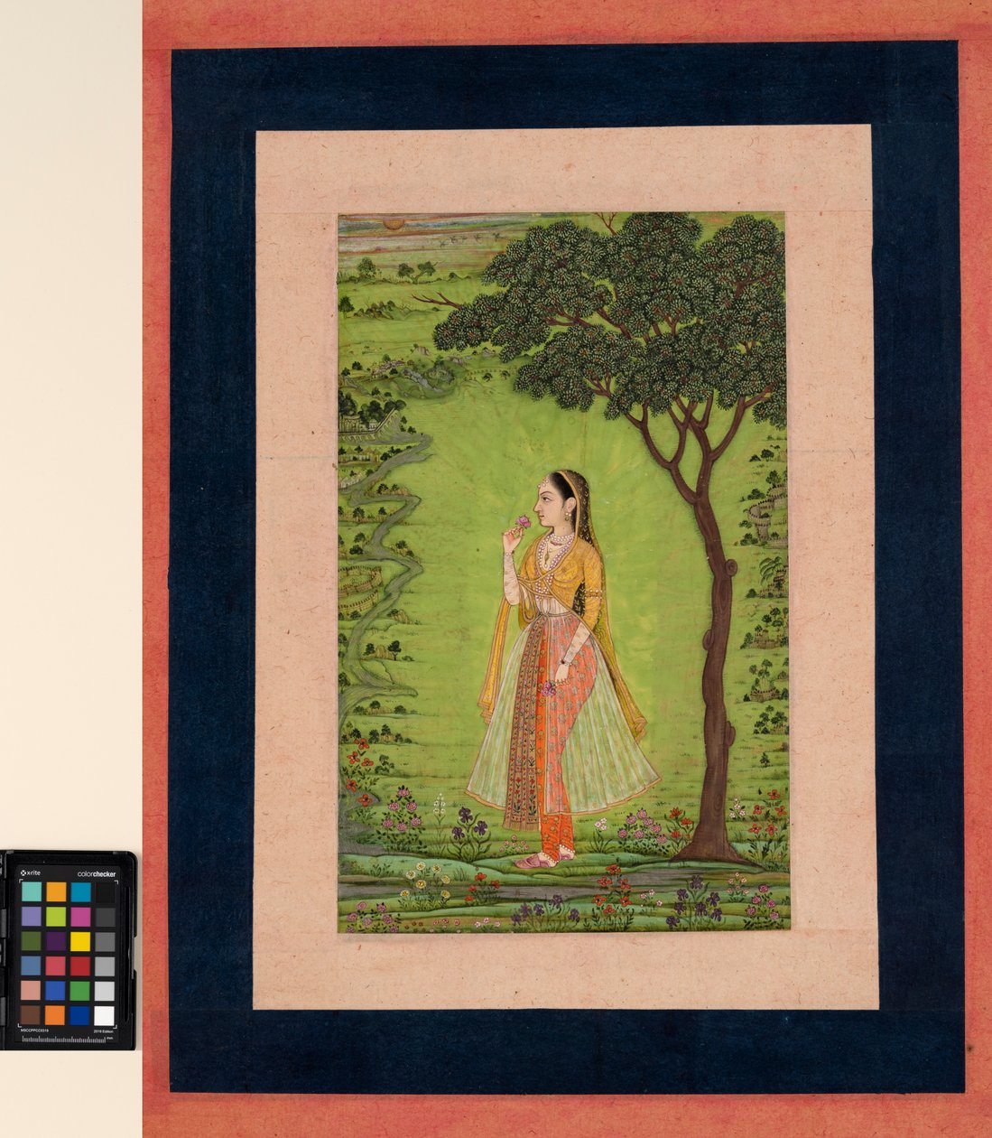 Bir ağacın yanında duran, elinde çiçek tutan bir kadın, c.1720 (kağıt üzerinde opak ve altın rengi) by School Mughal