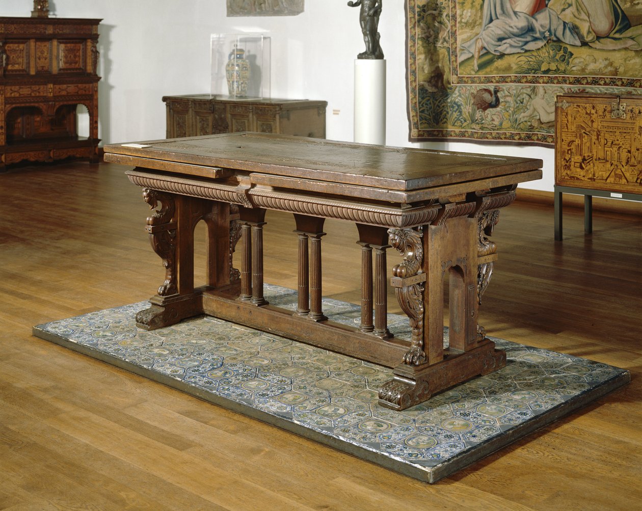 Toskana sütunlu meşe çerçeveli çekmeceli ceviz masa.,1550-1600 (ahşap) by School Netherlandish