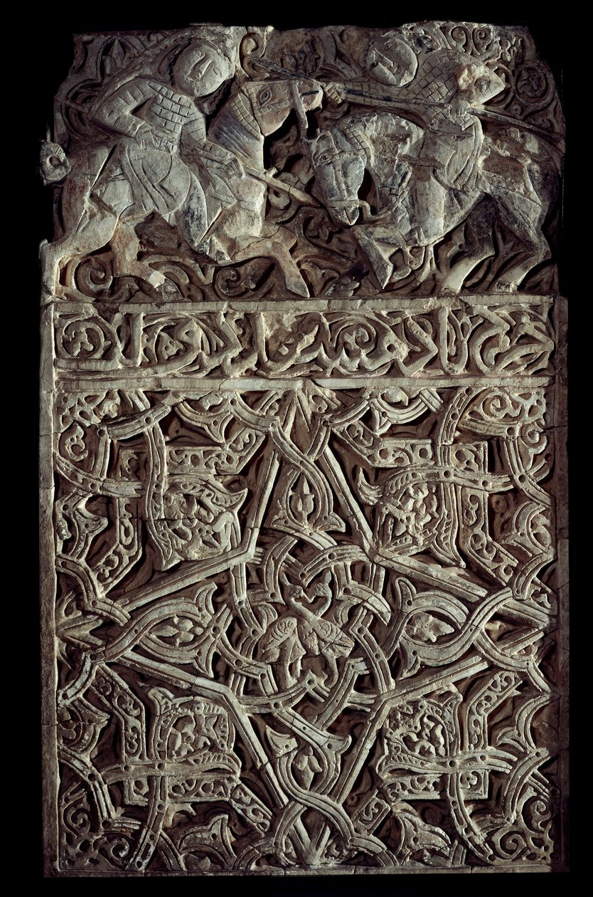 Pers sanatı: alçı panel arabeskleri ve kavga eden iki biniciyi süslüyor. Seattle. Sanat müzesi by School Persian
