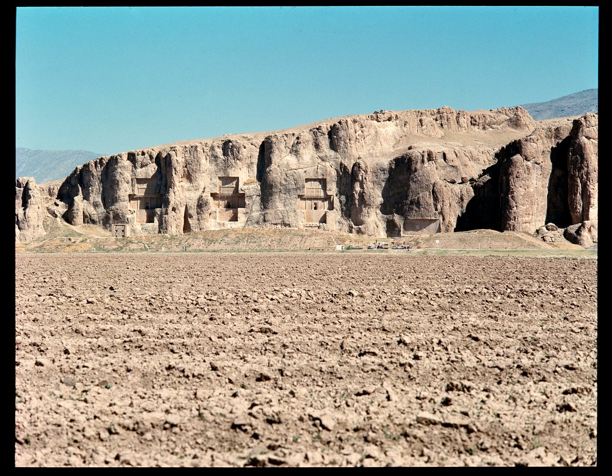 Nekropol ve Ahameniş krallarına ait Dört mezarın görünümü, soldan sağa, Arius II, Artaxerxes I ve Darius I büyük by School Persian