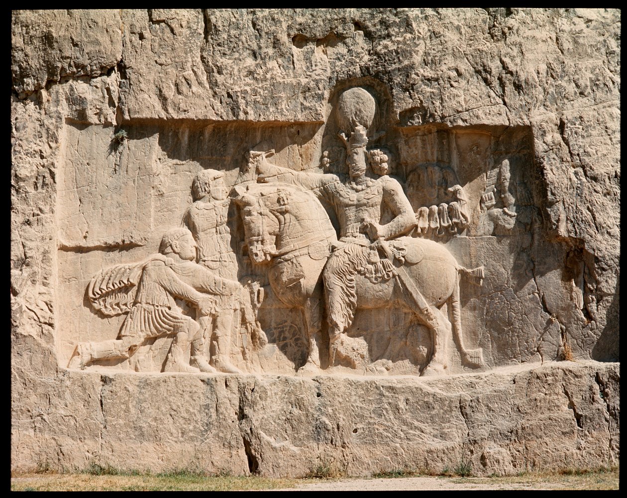Nekropol ve Ahameniş krallarına ait mezarların görünümü, I. Şapur'un Edessa'daki roman imparatoru Valerian'a karşı kazandığı zaferi temsil eden kabartma, MS 260 by School Persian