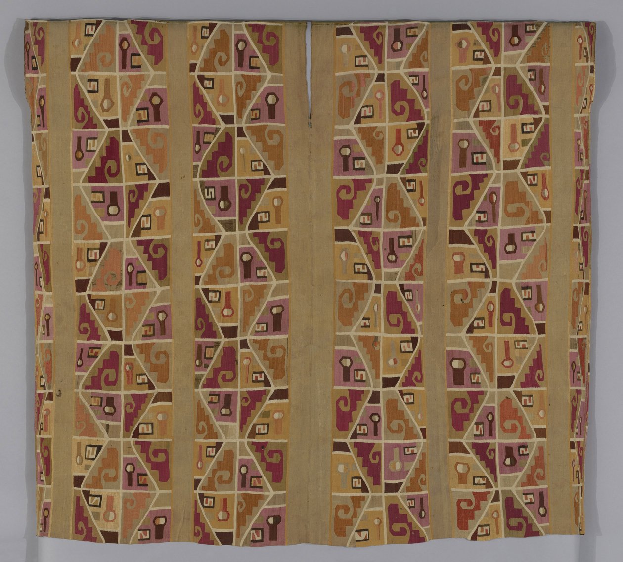 Tunik, 600-800 (pamuk ve yün (camelid), tek geçmeli goblen dokuma; sürfile dikişlerde boyun ve kol ağızları yün (camelid) ile tamamlanmıştır; yama dikişlerinde yünle (camelid) birleştirilmiş dikişler) by School Peruvian