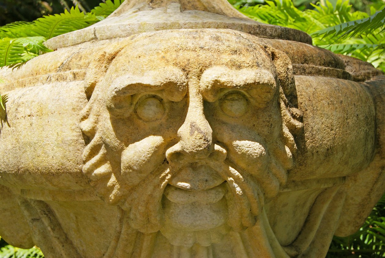 Tanrıların Terasında oyulmuş taş vazo, Quinta da Regalia;Sintra;Portekiz c.1914 (fotoğraf) by School Portuguese