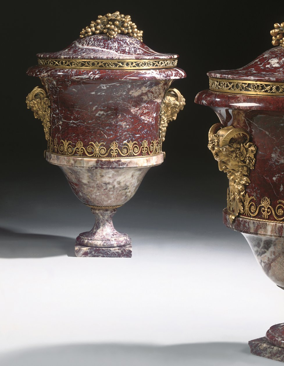 Bir çift vazo, yaklaşık 1790 (jasper ve ormolu) by School Russian
