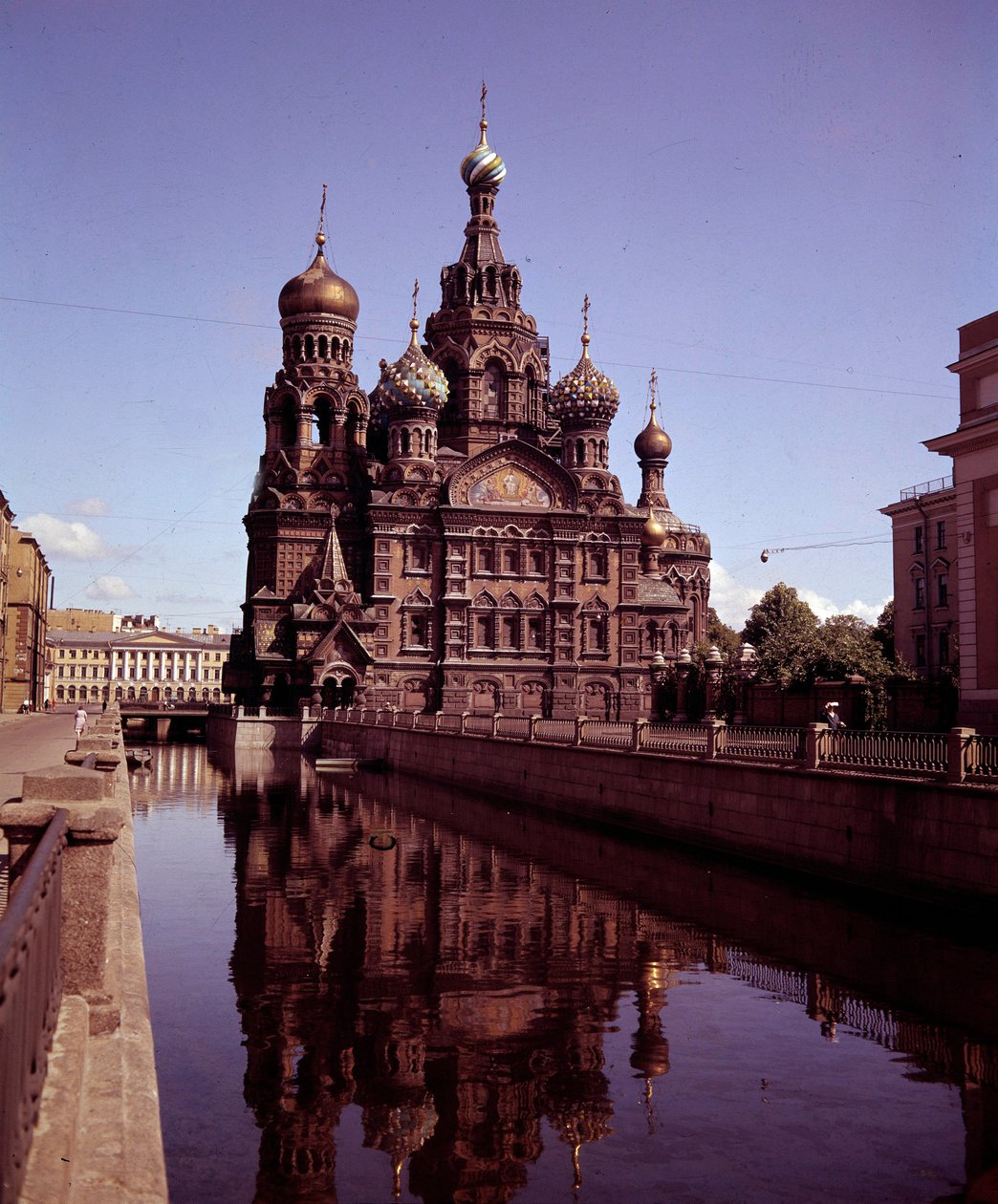Mimari: Kutsal Kurtarıcı kilisesinin görünümü ve 1883 ile 1907 arasında gerçekleştirilen Sang Ayeti. St. Petersburg. Rusya by School Russian
