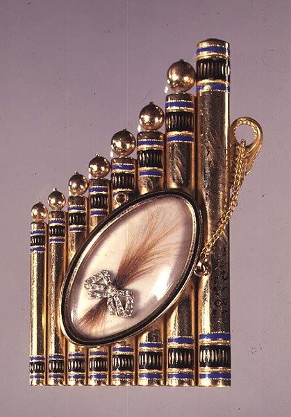Emaye süslemeli altın kolye ve elmas set yay (ön yüzde) içinde bir tutam saç içeren bir madalyon seti, Rus, 19. yüzyılın başları (altın, diş minesi ve elmas) by School Russian